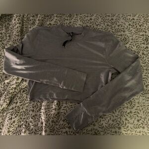 Vuori Women's Gray cropped long sleeve